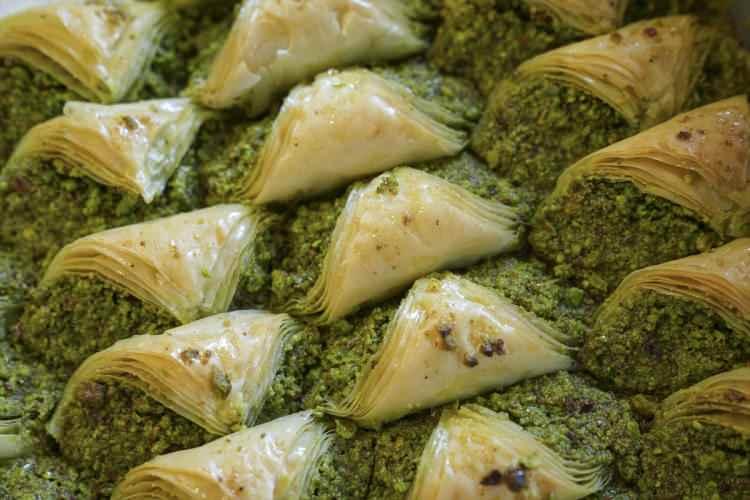 <p>"Genel olarak klasik fıstıklı baklavamız ve kadayıfımız tercih ediliyor. Tatlı üretiminde malzeme kalitesi çok önemli. Bunların içinde de yağ, şekerin kaliteli olması gerekiyor.</p>
