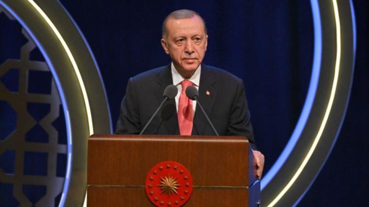 <p><span style="color:#B22222"><strong>ERDOĞAN "BU YAZ ÇEMBER TAMAMLANACAK" DEMİŞTİ</strong></span></p>
<p> </p>
<p>Cumhurbaşkanı Erdoğan, bir ay önce Kabine toplantısı sonrası yaptığı açıklamada sınır ötesi operasyon mesajı vererek şu ifadeleri kullanmıştı:</p>