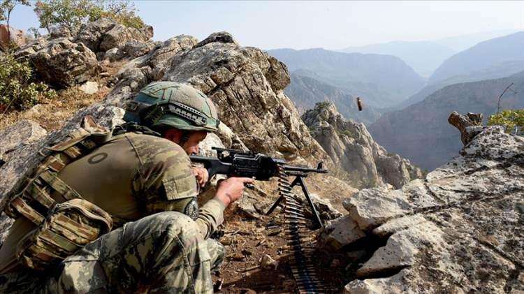 <p>Terörle mücadeleyi, sınırlarımız içinde ve dışında, önümüze çıkan engellere aldırmadan kararlılıkla devam ettiriyoruz. Irak sınırlarımızı güven altına alacak çemberi tamamlamak üzereyiz. İnşallah bu yaz Irak sınırlarımızla ilgili meseleyi kalıcı olarak çözüme kavuşturmuş olacağız.</p>