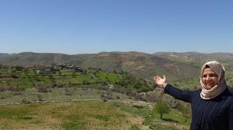 <p>Projelerinden en önemlisi köylerinde su olduğunu, depo olmadığını dile getiren Beyaz, "İlk projem budur. Sanat okulundan mezun oldum, resim bölümü. Resim, zaten hayatın en önemli bir gerçeği. Bundan yol alarak köyümüzde resim atölyesi açmayı düşünüyorum. Köyümüzde bir okul var, eski. Bunu onarıp resim atölye açmayı düşünüyorum" diye konuştu.</p>
<p> </p>