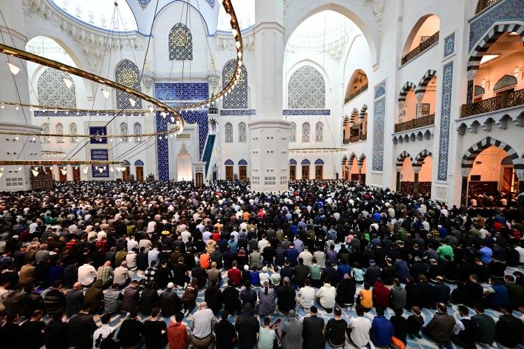 <p><strong>İSTANBUL / 1</strong></p>

<p>İstanbul'da Kadir Gecesi dolayısıyla Çamlıca Camii'nde program düzenlendi.</p>
