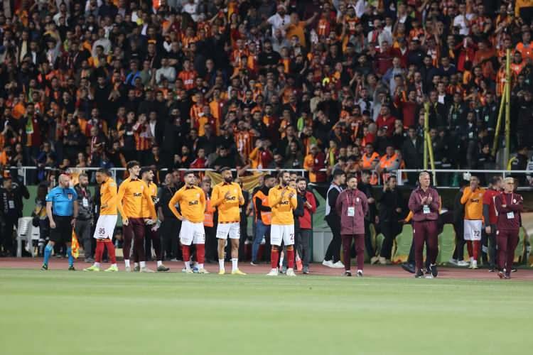 <p>Dün düzenlenen basın toplantısına da katılmayan sarı-lacivertliler Şanlıurfa’ya da bugün akşam saatlerinde gelirken, kafilede A takım futbolcuları ve Teknik Direktör İsmail Kartal yer almadı. Fenerbahçe, Süper Kupa’ya aldığı karar doğrultusunda U19 takımıyla sahaya çıktı. Takımın başında Zeki Murat Göle yer aldı.</p>
