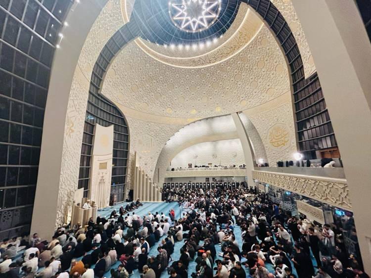 <p><strong>ALMANYA / 1</strong></p>

<p><span data-darkreader-inline-color="" style="--darkreader-inline-color:#d8d4cf">Almanya’da Diyanet İşleri Türk İslam Birliğine (DİTİB) bağlı camilerde </span>Kadir<span data-darkreader-inline-color="" style="--darkreader-inline-color:#d8d4cf"> </span>Gecesi<span data-darkreader-inline-color="" style="--darkreader-inline-color:#d8d4cf"> dolayısıyla program düzenlendi. DİTİB Genel Merkezi bünyesindeki Köln Merkez Camisi’nde din görevlileri Ayhan Bekiroğlu, Mustafa Kader, Doğan Yılmaz, Gökhan Uygun ve Abdullah Vargeloğlu, Kur’an-ı Kerim okudu. Camiyi dolduran Müslümanlar yatsı ve teravih namazını kıldı, dünyanın çeşitli bölgelerinde sıkıntı çeken ve gözyaşı döken Müslümanlar için dua etti.</span></p>
