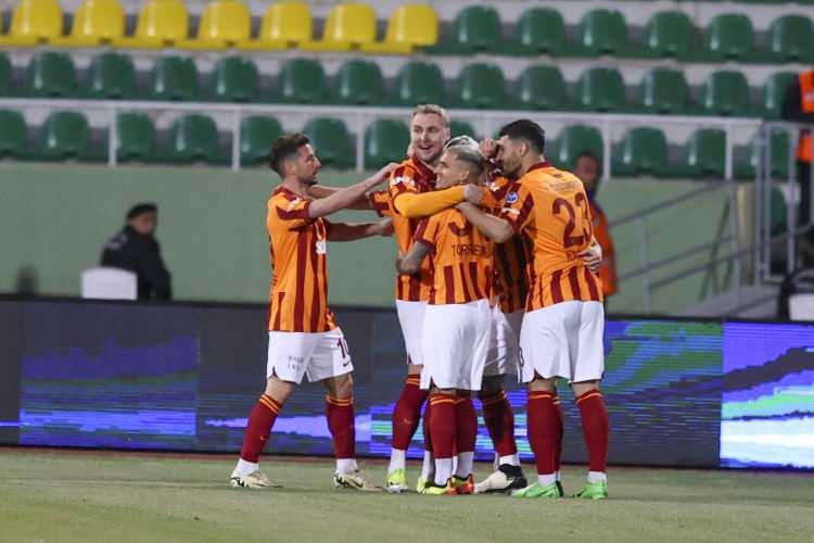 <p>Sarı-kırmızılı futbolcular daha sonra tribünlere giderek kupayı kutladı. Galatasaray kararın ardından sahada kaldı ve bir antrenman gerçekleştirdi.</p>
