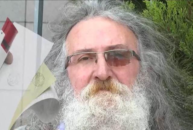 <p><strong>İSYAN ETTİ: BU ÜLKEYE KÖTÜLÜK ETTİLER</strong><br />
Oy kullanmak için gelen seçmenlerin şaşkın bakışlarıyla ilerlerken bir polis memuru onu durdurdu, devamını Polat şöyle anlattı:<br />
"Memur da dedi ki 'Yüzünü aç, öyle koy.' Polisler saat 3 buçuk gibi beni aldı, saat 6 buçuk gibi serbest bıraktılar. Bana oy kullandırtılmadı. "Benim resmimi gizleyerek bu ülkeye kötülük ettiler."</p>
<p> </p>