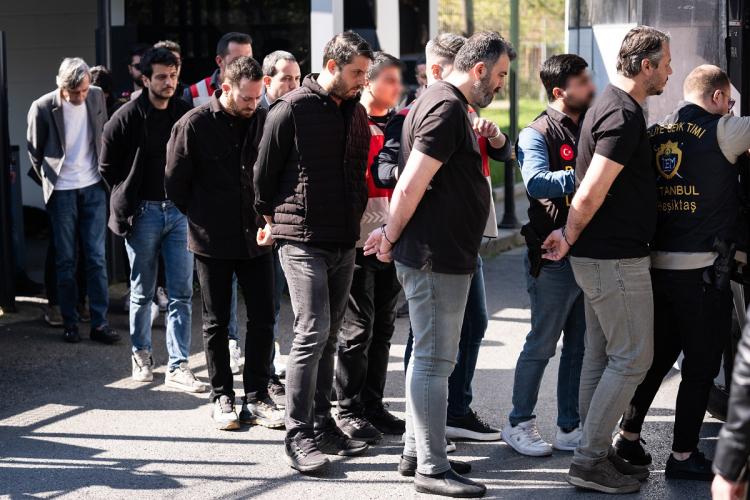 <p>Gözaltındaki kişilerin ifadeleri devam ederken, yaşanan olayla ilgili yeni göz altıların olabileceği belirtilmişti. Emniyet tarafından yapılan açıklamalar kapsamında, sahne platformu firmasının sahibi Dursun Ç. ile teknik servis sorumlusu Sibel Ç. savcılık talimatıyla gözaltına alındı.</p>
