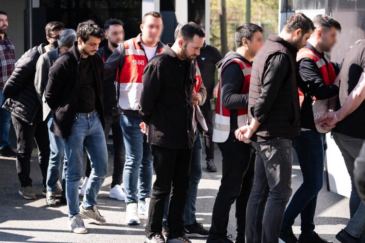 <p>Beşiktaş Asayiş B&uuml;ro Amirliği'nde ifadeleri alınan 9 şahıs i&ccedil;in ek g&ouml;zaltı alınırken, şahıslardan mobilyacı Ercan E.'nin ifadesinin alınması sonrasında savcılık talimatıyla serbest bırakıldığı ortaya &ccedil;ıkmıştı. Olay &ccedil;er&ccedil;evesinde gece kul&uuml;b&uuml;n&uuml;n teknik servis personeli İbrahim B'nin (36) de polis tarafından g&ouml;zaltına alındığı &ouml;ğrenilmişti.</p>
