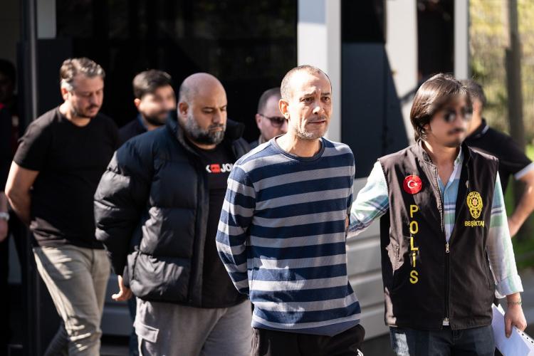 <p><strong>KAHRAMAN SALON ŞEFİ</strong></p>

<p>&nbsp;</p>

<p>T&uuml;m bunların yanında olayla ilgili yeni hikayeler de ortaya &ccedil;ıkmaya başladı. Yıllardır o mekanda &ccedil;alışan ve solan şefliği yapan &Ouml;zkan Baş da yangında can verdi. &Ouml;zkan Baş'ın son ana kadar arkadaşlarını kurtarmak i&ccedil;in m&uuml;cadele ettiği ortaya &ccedil;ıktı. İddiaya g&ouml;re Baş yangını fark edince &ouml;nce &uuml;st kattaki muhasebe b&ouml;l&uuml;m&uuml;ne haber verdi, ardından 3 arkadaşını dışarıya kadar &ccedil;ıkmasına yardımcı oldu.</p>
