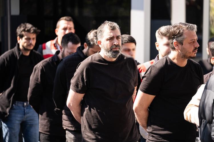 <p><strong>SON DOĞUM G&Uuml;N&Uuml;N&Uuml; "TEŞEKK&Uuml;RLER MASQUERADE" NOTUYLA PAYLAŞTI</strong></p>

<p>&nbsp;</p>

<p>Solan şefi &Ouml;zkan Baş'tan geriye sosyal medya hesabında paylaştığı son doğum g&uuml;n&uuml; anıları kaldı. Eyl&uuml;l ayında Teşekk&uuml;rler Masquerade ailem diyerek paylaştığı videoda sevenlerine sarılıp pastasına &uuml;fleyen Baş son kez doğum g&uuml;n&uuml; kutladığından habersizdi o anlarla ilgili paylaşıma yorum yapan arkadaşları ise onun i&ccedil;in dualar etti.</p>
