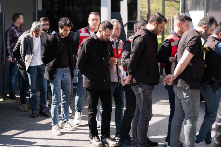 <p><strong>BİNADAN EŞYA ALINMASINA İZİN VERİLDİ</strong></p>

<p>&nbsp;</p>

<p>Facianın meydana geldiği gece kul&uuml;b&uuml;n&uuml;n &uuml;st b&ouml;l&uuml;m&uuml;nde bulunan 64 daireli 13 katlı apartmanın olay yeri inceleme ekiplerinin &ccedil;alışmasının tamamlanmasının ardından eşyaların alınmasına izin verildiği g&uuml;n i&ccedil;inde de binaya elektrik verileceği kaydedildi</p>
