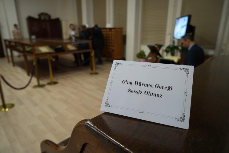 <p>Düzenlenen sergi hakkında konuşan İstanbul Üniversitesi Araştırma Görevlisi Mahmut Şan, “Üniversitemizin muhafazasında ve kütüphanesinde bulunan ziyarete açmış olduğumuz kutsal emanetler, Sultan Abdülhamid Han zamanında Yıldız Sarayı’nın uhdesinde bulunurken, 1924 yılında İstanbul Darülfünununa muhafaza edilmek üzere Atatürk tarafından emanet edildi. </p>