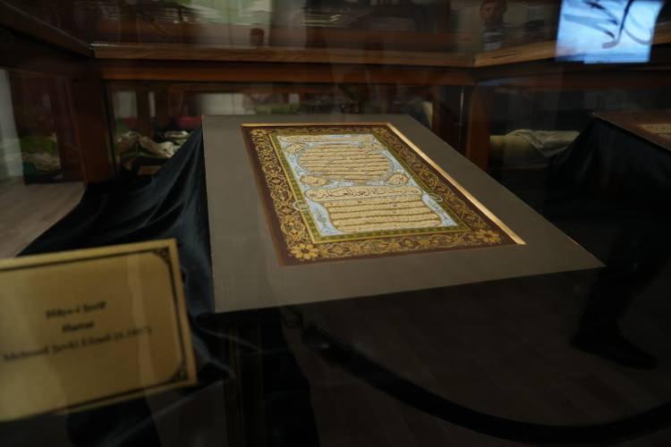 <p>“Kendimizi Medine’de gibi hissediyoruz”<br />
Kutsal emanet sergisinde görev alan İstanbul Üniversitesi öğrencisi Zeynep Yazıcı, “Burada Peygamber Efendimizin (sallallâhu aleyhi ve sellem) kutsal emanetlerini beklemek ve ziyaretçileri ağırlamaktan şeref duyuyoruz. Kendimizi Medine’de gibi hissediyoruz. Böyle bir muhabbet duyuyoruz. Bütün ziyaretçileri bekliyoruz” ifadelerini kullandı.</p>