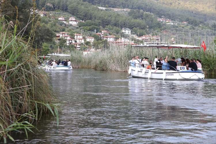 <p>20 yıl öncesinde mütevazı bir balıkçı köyü olan Akyaka, Kadın Azmağı ve Akçapınar Azmaklarında yapılan tekne gezileriyle yerli ve yabancı turistler tarafından ilgi görüyor.</p>

<p> </p>
