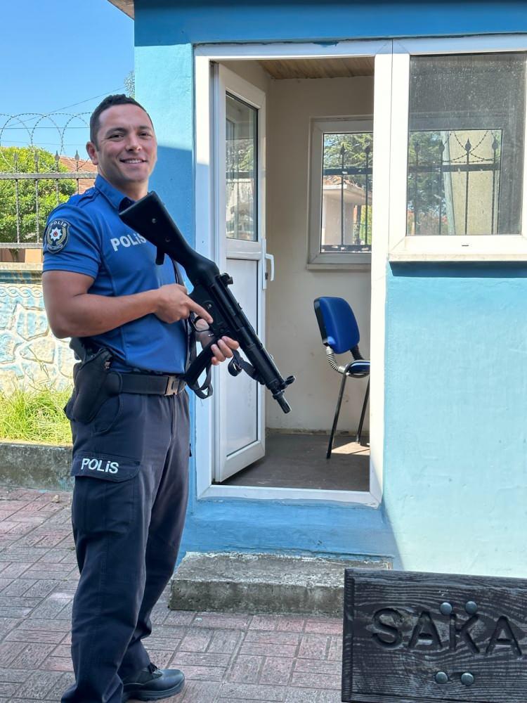 <p>Polislik mesleğinin tecrübesiyle arkadaşına konum attı</p>
<p> </p>