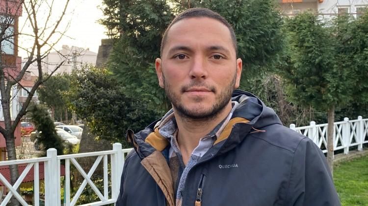 <p>Arabanın içerisinde bir şahıs vardı. Ve şahıs beni gideceğim yere kadar bırakacağını söyledi. Çok otostop çektiğim için herhangi bir şüphe görmedim durumda. Sonra sadece yolda giderken on dakika arkadaşına uğramak istediğini, ondan para alacağını söyledi. Oraya gittiğimizde de artık zaten örgüt içerisindeydim. Beni gasp eden bir tane uyuşturucu karteli ve yanında bulunan beş kişi vardı. Bunlar beş kişiydi. Etrafımda, başımda bekleyenler vardı. ‘Kaçma. Bak seni öldürürüz' diyen bazı insanlar vardı. Orada beni gasp ettiler, bıçakla gasp ettiler bu arada. Elimdeki bütün malzemeleri zorla aldılar. Olayı anladığım esnada artık tamam. Melih yani on yıllık mesleğin verdiği tecrübeyle de. Arkadaşıma konum atmıştım. Zaten o da son konum oldu” dedi.</p>