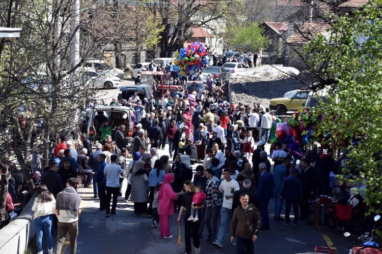 <p>Hendek ilçesi Dikmen Mahallesi’nde yaşayan vatandaşlar 115 yıldır süregelen geleneklerini bu bayramda da bozmadı. </p>
