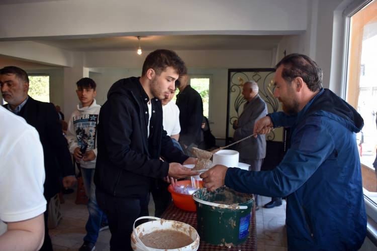 <p>Mahallede birçok noktaya kurulan kazanlarda sabahın ilk saatlerinde pişirilmeye başlatılan keşkekler, toplu bayramlaşmanın ardından misafirlere ikram ediliyor. </p>
