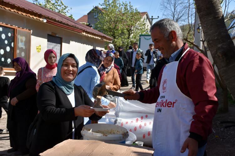 <p>Bu bayramda bozulmayan gelenekle birlikte hazırlanan 30 kazan keşkek, yaklaşık 8 bin kişiye ikram edildi. </p>
