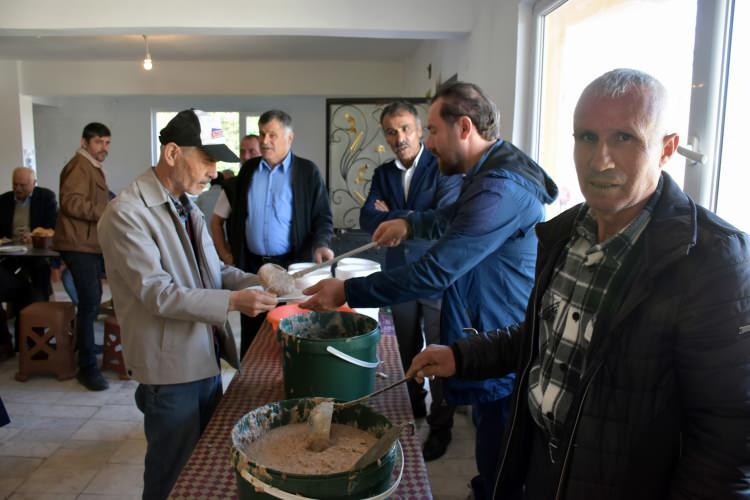 <p>Geleneği diğer nesillere de aktarmak istediklerini ifade eden Dikmen Mahallesi eski muhtarı Menderes Ayvaz, <strong>“Her yıl olduğu gibi bu yıl da bayramın birinci gününde de keşkek yapmaktayız. Bayramda keşkek geleneğimizin 115’nci yılını tamamlıyoruz bu sene. Dedelerimizden, atalarımızdan kalan bu geleneği bizler de diğer nesillere inşallah aktarırız. 30 kazan keşkek yaptık ve 7-8 bin kişiye ikram edeceğiz” </strong>dedi.</p>
