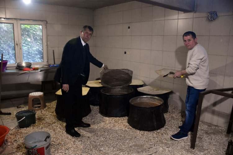 <p><strong>“ÇOK GÜZEL BİR GELENEK MEMNUNUZ”</strong></p>
<p>Şenol Pektemek, <strong>“Buraya geldik keşkeğimizi yiyoruz yapanların ellerine sağlık. Çok güzel bir gelenek; yıllar önce büyüklerimiz başlatmış bu geleneği ve bizde devam ettirmeye çalışıyoruz. Çocuklarımızın bu geleneği devam ettirmesi için de çabalıyoruz” derken, Emine Ulusoy, “Her sene yapılan bir keşkek geleneğimiz var. Çok memnunuz bundan” </strong>diye konuştu.</p>