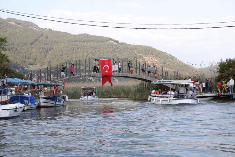 <p><strong>Doğal akvaryum görünümündeki Kadın Azmağı Deresi, her sene 1 milyonu aşkın yerli ve yabancı turisti çekiyor.</strong></p>

<p> </p>

<p> </p>

<p> </p>

<p>Muğla Valisi İdris Akbıyık, AA muhabirine, Muğla'nın turistik mahallelerinden "sakin şehir" Akyaka'nın, son yıllarda mavi bayraklı sahilde güneşlenmek, Gökova Körfezi'nde maviyle yeşilin birbirini sarmaladığı kıyıda gün batımını izlemek, balık tutmak, su sporları yapmak ve orman içinde bisiklet kullanmak isteyen turistlerin uğrak yeri olduğunu söyledi.</p>
