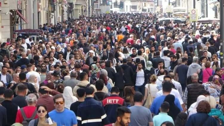 <p>Köprü ve otoyollar ile toplu taşıma araçlarının ücretsiz olduğu İstanbul'un bazı noktalarında hem trafik hem de yolcu yoğunluğu meydana geldi. Öğlen saatlerinden itibaren trafiğin arttığı İstanbul'da yoğunluk zaman zaman yüzde 71'leri gösterdi.</p>

<p> </p>
