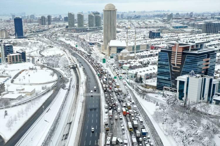 <p><strong>"2020'DE VE 1918'DE KAR YAĞIŞI OLMAMIŞTI"</strong><br />
2020 ve 1918 yıllarında da kuraklıkla birlikte kar yağışının olmadığını belirten Şen, "Şimdi muhakkak bir kar yağışı gördük. Nerede gördük? Havada gördük ama yerde göremedik mesela. Öyle şeyler vardı. Ama en çok ne zaman gördük, 1987'de. Çok büyük bir kar yağışı vardı. Bir buçuk metreye yakın kar yağışı vardı. Bundan 4 sene önce 2020 ve 1918'de de üstelik kuraklık da vardı, kar yağışı da olmamıştı. Bu sene hiç kar yağışı olmadı. Ama seneye ne olacak? Seneye bakacağız" dedi.</p>
<p> </p>