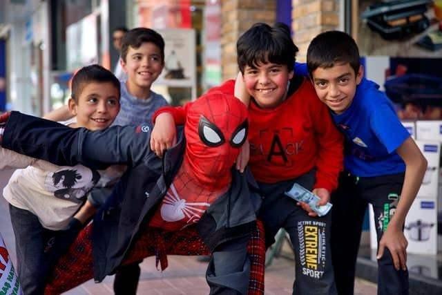 <p>Örümcek adam kostümünü çocukları eğlendirmek için giydiğini ifade eden Ayaz Koç şöyle konuştu:<br />
 </p>

<p>“Asrın felaketi 6 Şubat depremi herkes zaten biliyor. Ülkemizce bu deprem olduktan sonra anneme ve babama kostüm aldırıp deprem bölgelerine gideceğim dedim. Oradaki çocukların yanında olacağım ve onlara yardım edeceğim. Anneme örümcek adam kıyafeti aldırıp deprem bölgelerine gittim. Trabzon’dan Hatay’a geldim. İnsanlar beni burada tanıyorlar. Gönüllü olarak burada; çocukları eğlendirmek, onlarla oyun oynamak, halkı selamlamak ve insanlara moral vermek için geldim.”</p>

<p> </p>
