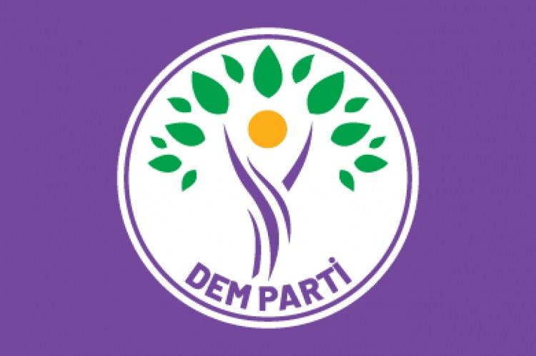 <p><strong>DEM, TÜRKİYE'DE 4'NCÜ PARTİ KONUMUNDA</strong></p>
<p>2019 yerel seçimlerinde 30 büyükşehir belediye başkanlığından 3'ünü Halkların Eşitlik ve Demokrasi Partisi (DEM Parti) almıştı. 2024'te ise bu durum yine değişmedi ve sayı sabit kaldı. DEM, 11 şehirde ise yüzde 40'ın üzerinde oy aldı. Toplamda 2 milyon 545 bin 571 seçmenin tercih ettiği DEM Parti, Türkiye genelinde yüzde 5.70 oy oranıyla 4'ncü parti konumunda. 3'ü büyükşehir 10 ilde ise birinci parti.</p>