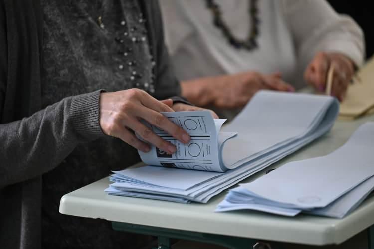 <p><strong>EN YÜKSEK OYU LİCE'DE ALDI</strong></p>

<p>DEM Parti'nin rekor kırdığı yer ise Diyarbakır'ın Lice ilçesi oldu. Fis Mahallesi'nde de yüzde 89 oyla DEM Parti birinci parti oldu. 190 seçmenin oy kullandığı mahallede 170 oy DEM Parti'ye çıktı. </p>

