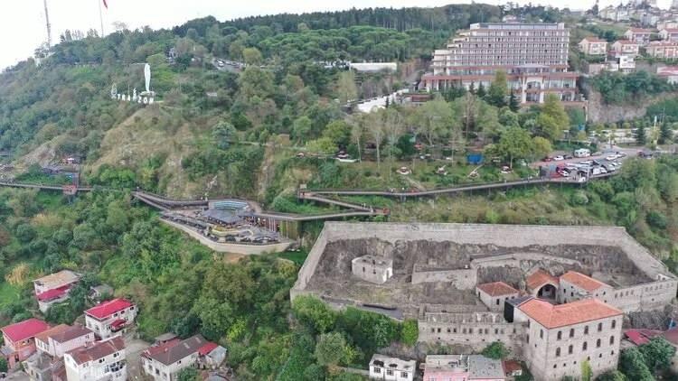 <p><strong>İL MECLİSİNDE EN DÜŞÜK OYU KARADENİZ BÖLGESİNDE ALDI</strong></p>
<p>DEM Parti'nin en düşük oyu Karadeniz bölgesinden aldığı görüldü. Seçmen tercihi DEM için neredeyse yok denecek kadar az bir sayıda. İl meclisinde, Trabzon, Zonguldak, Gümüşhane, Giresun, Amasya, Ordu, Rize ve Kırıkkale illeri DEM Parti'nin en az oy aldığı yerler olarak belirlendi.</p>