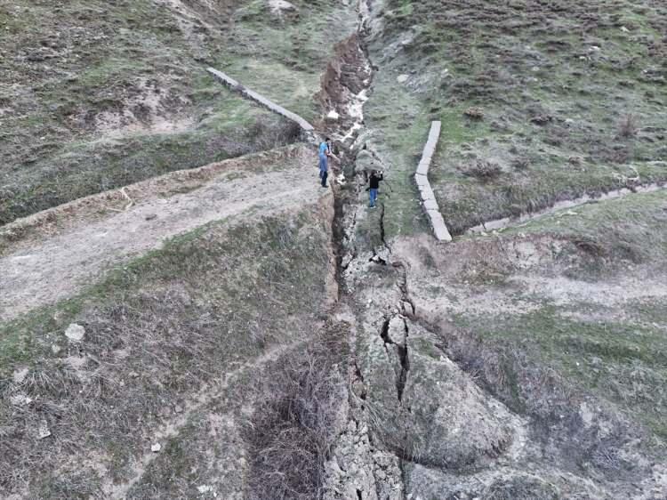 <p>Akbayram, heyelanın oluştuğu alanda çok sayıda kaya düşmesinin de olduğunu dile getirerek, bunu normal gördüklerini aktardı.</p>

<p> </p>
