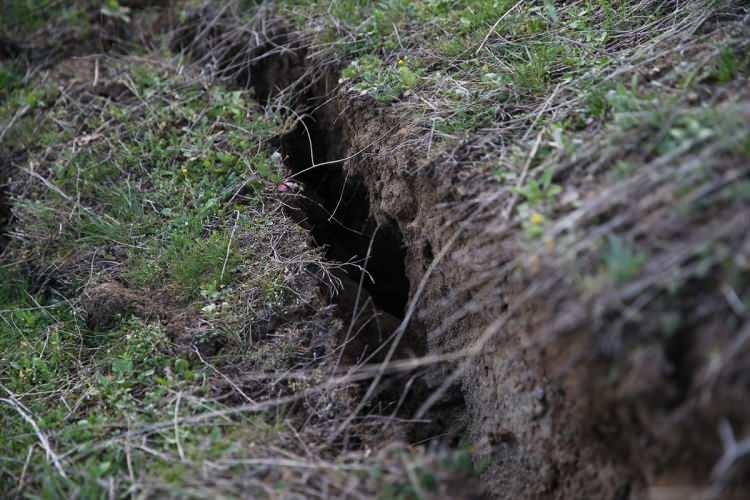 <p>Karakoç, <strong>"Tekrar geldik, kontrol ettik. Bazı yerlerde bükülmeler olmuş, suyun önünü kapatmış. Kaymalar olduğundan hortumu yüzeyden çekmek zorunda kaldık. Arazideki su kanalında büyük bir kayma ve yarıklar oluştu." </strong>dedi.</p>

<p> </p>
