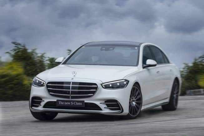 <p>Fotoğrafta Xiaomi SU7 ile beyaz bir Mercedes-Benz sedan arasında bir çarpışma görülüyor.</p>
