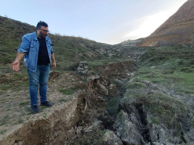 <p>Merkez üssü Elazığ'ın merkezi olan 30 Mart'ta yaşanan, 13,83 kilometre derinlikte gerçekleşen 4,7 büyüklüğündeki sarsıntı, Bingöl'ün merkeze bağlı Bahçeli köyünde de hissedildi.</p>

<p> </p>
