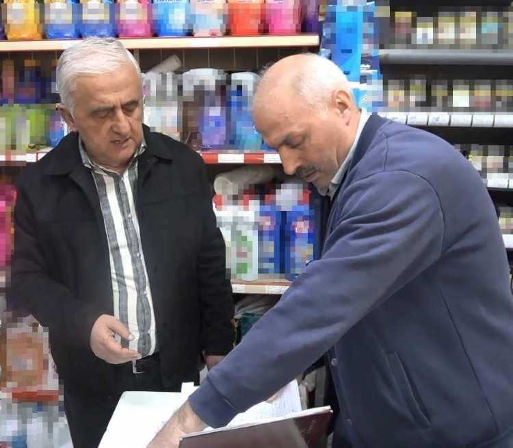 <p><strong>‘BİZ DE MAHALLE ESNAFI OLARAK AYAKTA KALMAYA ÇALIŞIYORUZ’</strong></p>
<p>Dikkaldırım Mahallesi'nde 32 yıldır bakkal olan Şerif İşleyen (55) ise İsmail Yetim’in, Osmanlı geleneğini yaşatan davranışıyla, sadece ihtiyaç sahiplerine değil, ayakta kalma mücadelesi veren küçük esnafa da destek olduğunu söyleyerek, <strong>“İsmail Yetim, bu mahallenin ilk kurucu kişilerinden biridir. Uzun süre mahalle muhtarlığı yapmıştır. Kendisine yardımlarından dolayı teşekkür ediyor, insanlara örnek olmasını temenni ediyoruz. Veresiye defterinde, borcunu ödeyemeyecek durumda olan kişilerin borçları ödendi. Ödeyebilecek durumda olanlar, zaten borçlarını ödüyor. Biz de mahalle esnafı olarak hem ayak kalmaya çalışıyor hem de insanları geri çevirmemenin mücadelesini veriyoruz. 15 kişinin toplamda 14 bin 250 lira borcu ödenmiş oldu” </strong>dedi. </p>