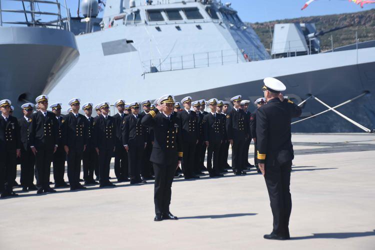 <p>TCG Kınalıada korvetini uğurlamak amacıyla seyir öncesinde İzmir Foça Deniz Üs Komutanlığı'nda gerçekleştirilen törene Güney Deniz Saha Komutanı Tümamiral Yalçın Payal, Amfibi Görev Grup Komutanı Tuğamiral Serhat Sözbir, Amfibi Deniz Piyade Tugay Komutanı Tuğamiral İbrahim Özdoğan, Batı Görev Grup Komutanı Tuğamiral Koray Vural ve TCG Kınalıada personelinin aileleri katıldı.</p>