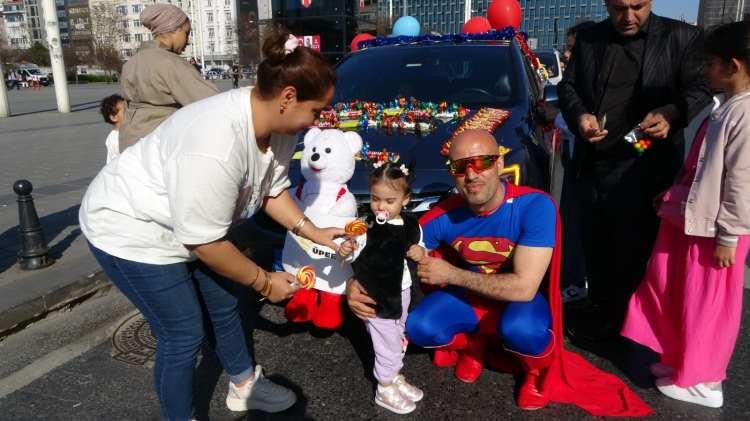 <p>Taksim’de Süpermen kostümüyle şeker dağıtan bir adam, çocukların gönlünü fethetti…</p>

<p> </p>
