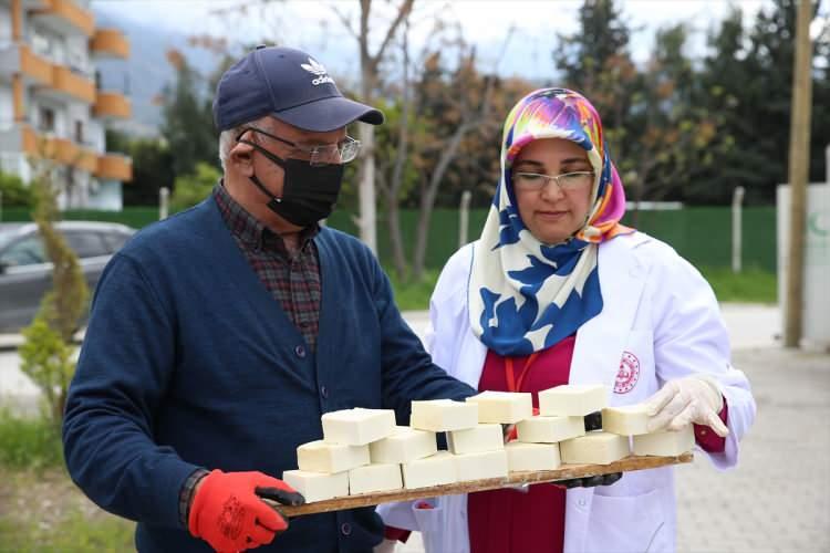 <p>Sabunda kullanılan yağı, yörede yetişen defne yaprağı ile biberiye, kantaron ve aloe vera gibi çiçeklerle fermente eden kursiyerler, farklı renk, kokularda 50 çeşit oluşturuyor.</p>

<p> </p>
