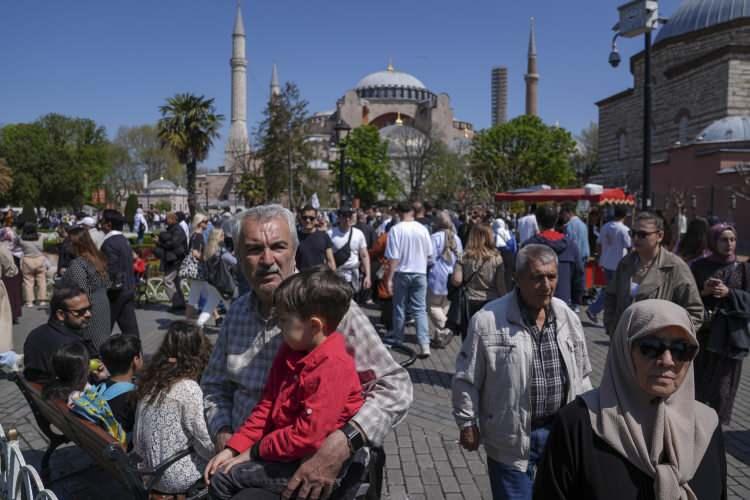 <p>Öte yandan İstanbul'da trafik yoğunluğu saat 15.02 itibarıyla yüzde 71 olarak kaydedildi.</p>