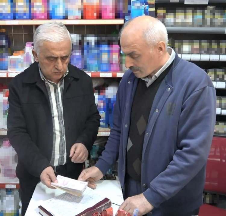 <p><strong>“Ben yıllarca ticaret yapmış birisi olarak, insanları iyi tanıdığımı düşünüyordum. Muhtarlık görevine başladığımda, insanları tanımadığımı öğrendim. Kapalı kapalar arkasında, yardıma muhtaç çok fazla insan var. Şu an 14 bin 250 lira buradaki bakkala ödedik. Başlangıcı buradan yaptık. Birkaç bakkalımız daha var, onları da ziyaret edeceğiz. Bu süreçte 50 bin lira gibi bir meblağ önümüze çıkacaktır. Hem bakkalımızın mağduriyetini gideriyoruz hem de borçlu olan vatandaşların, bir bayram hediyesi olarak kabul etmesini rica ediyorum. Fındığın parası değil, ağacının kökü bile hepsine helal olsun.”</strong></p>
<p> </p>