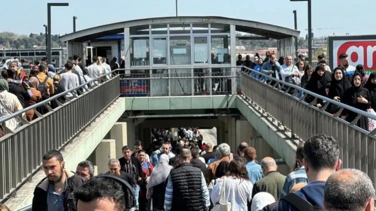 <p>Bazı ziyaretçiler cep telefonlarıyla özçekim yaptı, bazıları ise Ayasofya'nın önünde fotoğraf çektirdi. Yabancı turistler, bireysel olarak veya kafilelerdeki rehberler eşliğinde tarihi mekanları dolaştı.</p>
