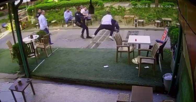 <p>Şüphelinin kaçtığını gören Kukaroğlu bir anda oturduğu sandalyeden kalkarak kaçan şüphelinin üzerine atladı. </p>