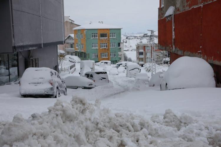 <p> İstanbul'da kar yağışı olmamasının nedeni ise şehrin geniş coğrafyası ve ısı adası etkisinin yanı sıra küresel ısınma ve değişen iklim koşulları. </p>