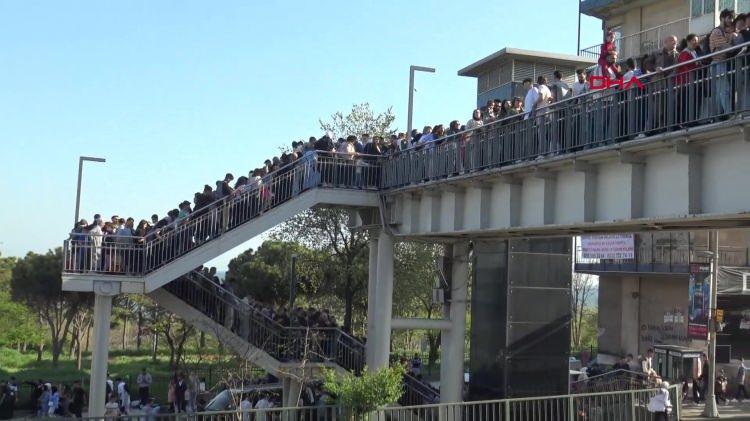 <p>Üsküdar'daki metro istasyonunda oluşan yoğunluk cep telefonu kamerasına yansıdı.</p>
