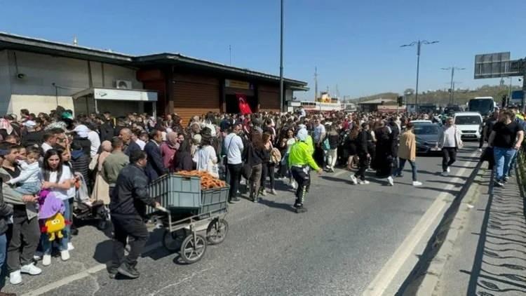 <p>Tatilini Adalar'da geçirmek isteyenler de Kadıköy İskelesi'ne gelerek, vapura binmek için uzun kuyruk oluşturdu.</p>
