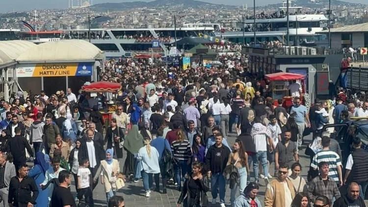 <p>Caddede adeta bir insan seli oluşurken vatandaşlar cadde boyunca gezdi, özellikle nostaljik tramvay önünde bol bol fotoğraf çektirdi.</p>
