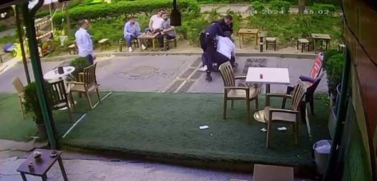<p>Uzun süren kovalamaca sonrası ara sokağa giren şüpheli hızla koşarken, erkek kuaförlüğü yapan İshak Kukaroğlu ise aynı sokakta o sırada çay içiyordu. </p>