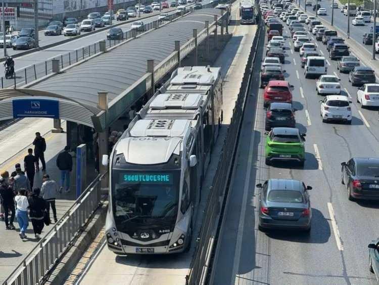 <p>İstanbul Boğazı'nın her iki kıyısında ve kentin sahil kesimlerinde de trafik yoğunluğu yaşanırken, Sarayburnu'ndan Eyüpsultan'a kadar olan güzergahta araçlar yavaş ilerledi.</p>
