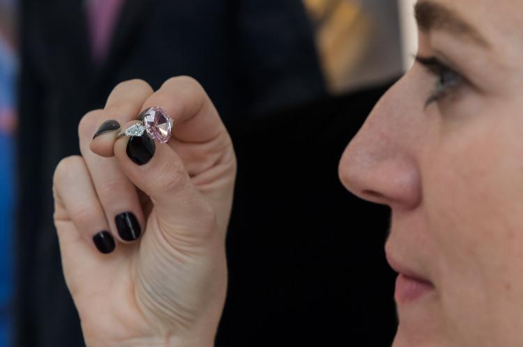 <p>Mayıs ayındaki Cenevre Mücevher Müzayedesi öncesinde merakla beklenen parça kamuoyuna tanıtıldı. 'Amazon Kraliçesi' isimli mücevher en az 1,5 milyon dolardan satışa çıkacak.</p>

<p> </p>
